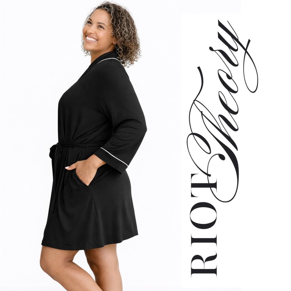 𝐑𝐈𝐎𝐓 𝒯𝒽𝑒𝑜𝓇𝓎 | Parker Robe - Black